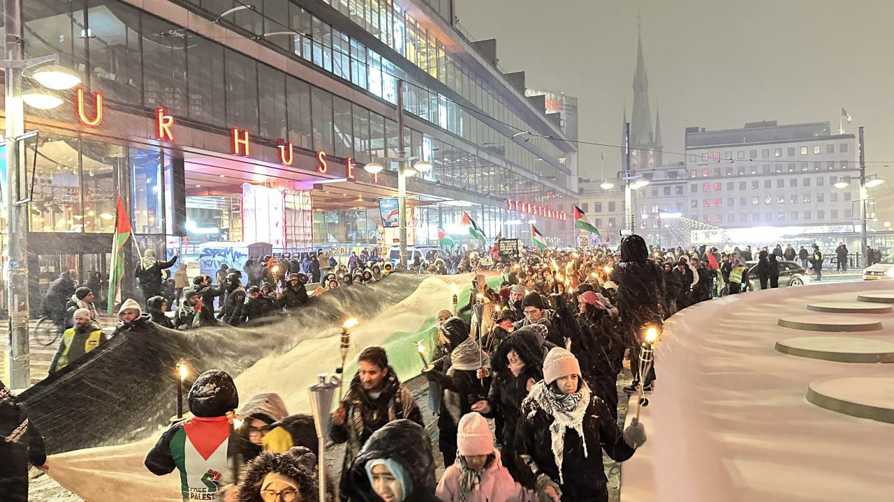 İsveç'te yılbaşı kutlamasını iptal eden yüzlerce kişi Filistin'e destek gösterisi düzenledi