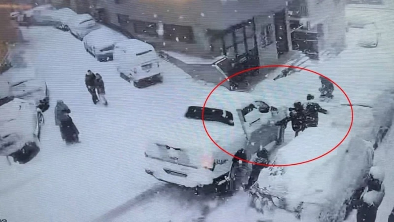 Kağıthane’de kartopu oynayan çocuklara kamyonet çarptı