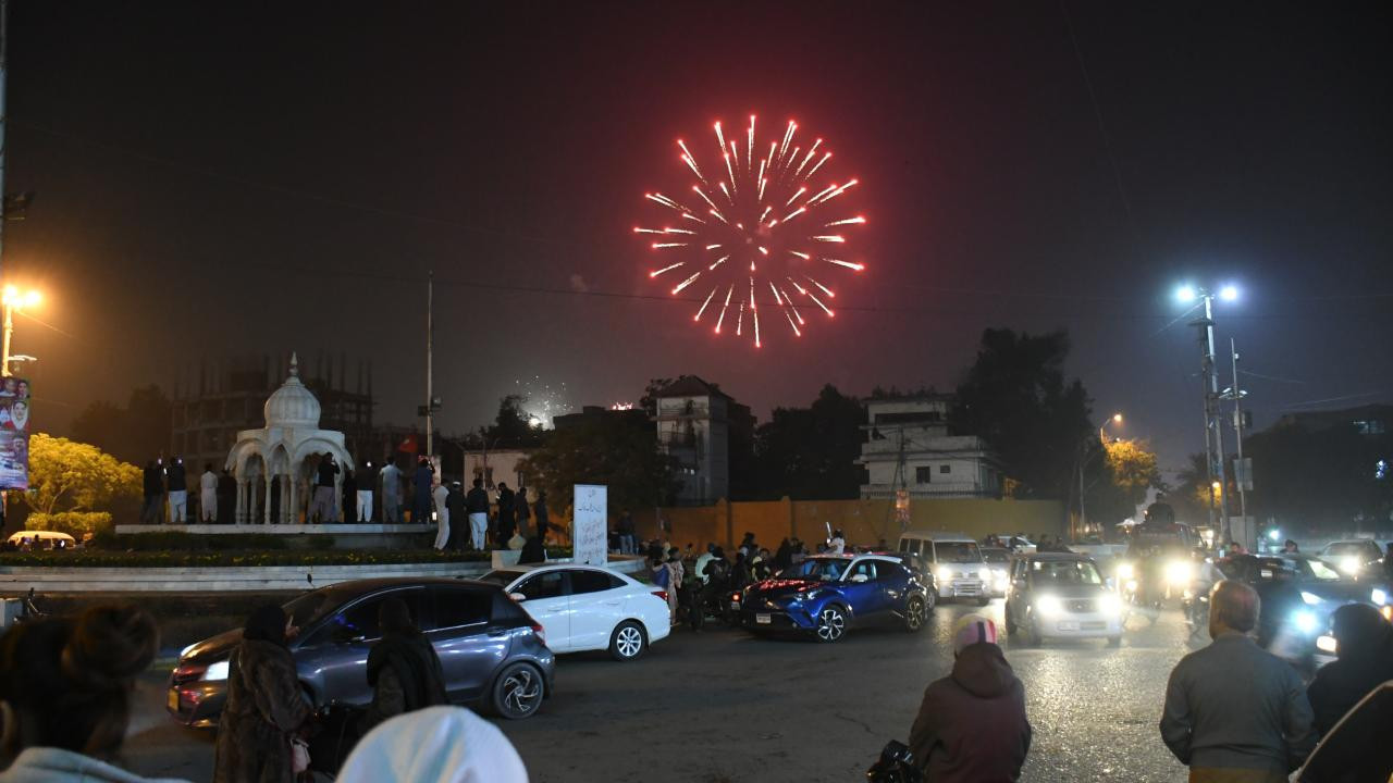 Pakistan'da yeni yıl kutlamalarında havaya açılan ateş sonucu 25 kişi yaralandı