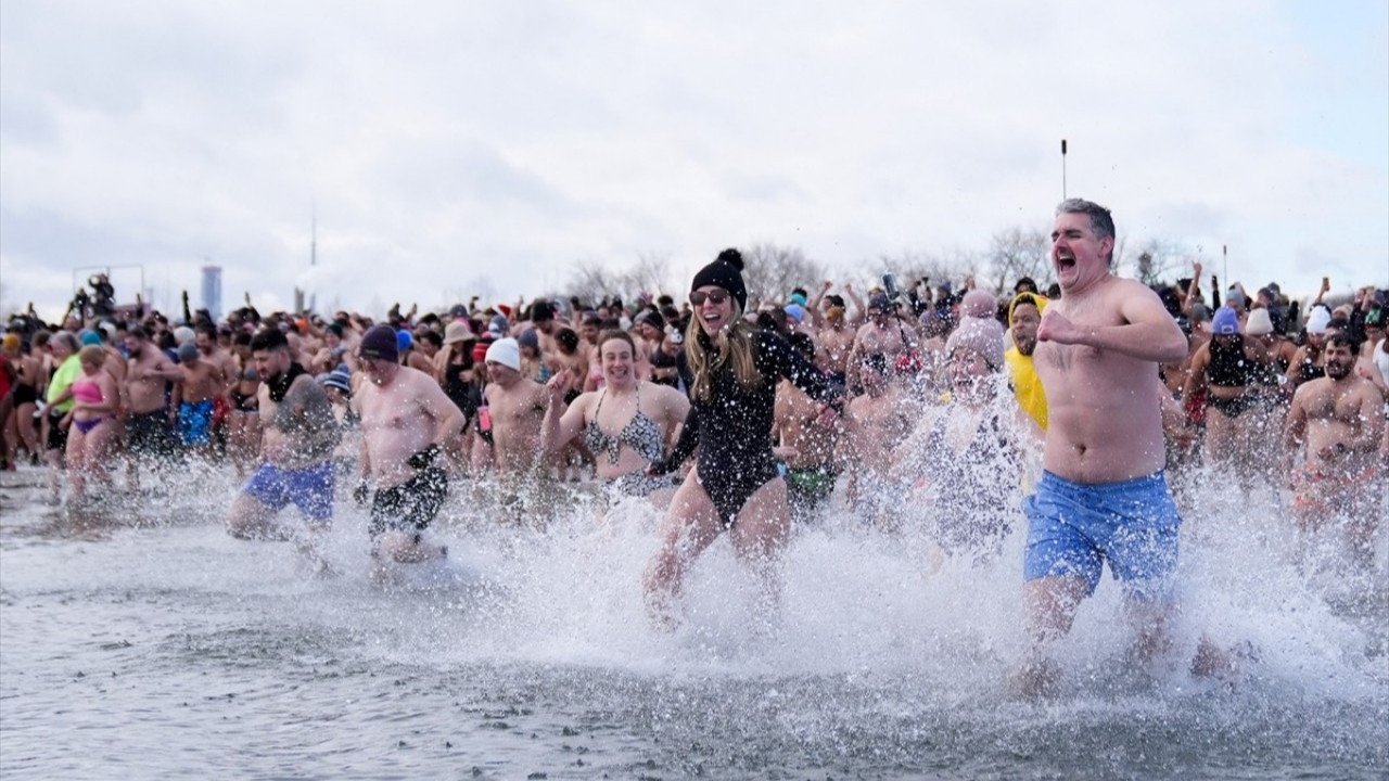 Kanada'da yılın ilk gününde buz gibi soğuk suya atladılar