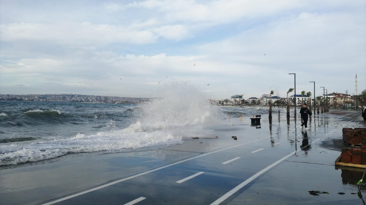 İstanbul’da lodos alarmı: Dev dalgalar sahili dövdü, doğal gaz için kritik uyarı
