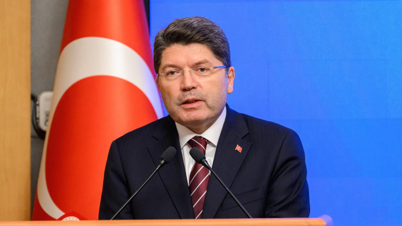 Bakan Tunç’tan Özgür Özel’e sert yanıt: “Bu millet darbenin ne olduğunu çok iyi biliyor”