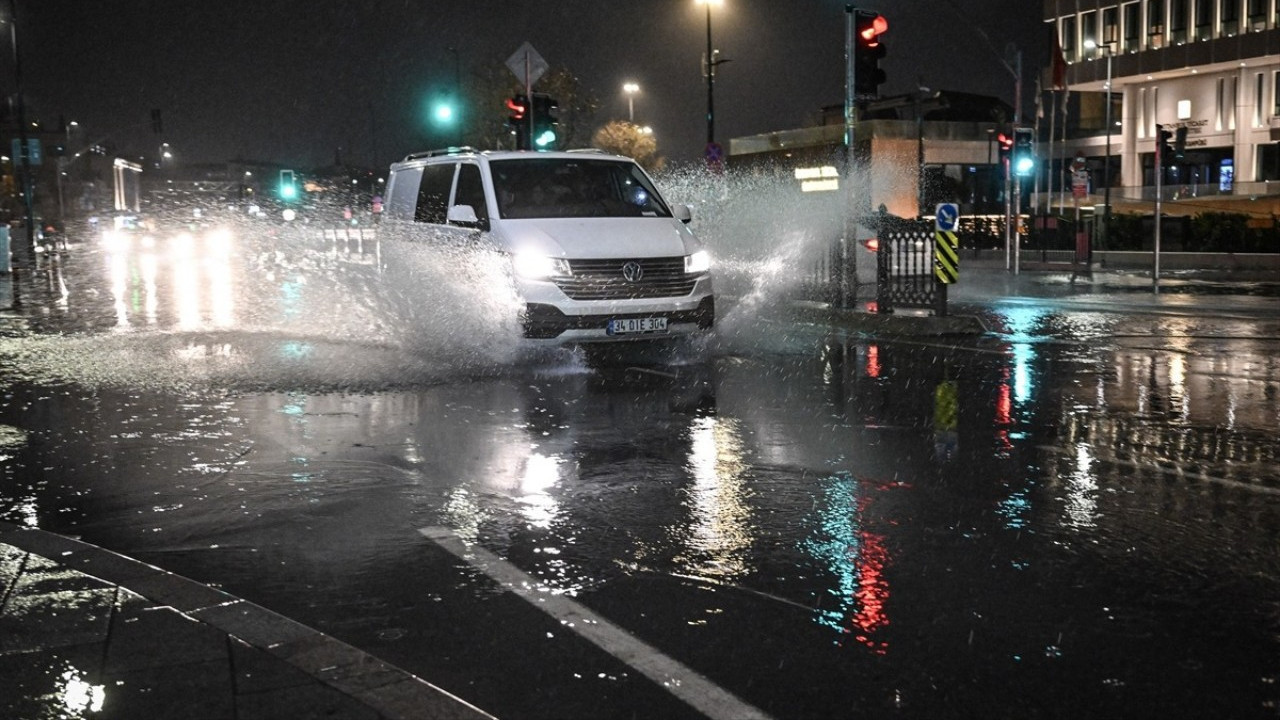 Beklenen yağış geldi! İstanbul'da geceyi şimşekler aydınlattı