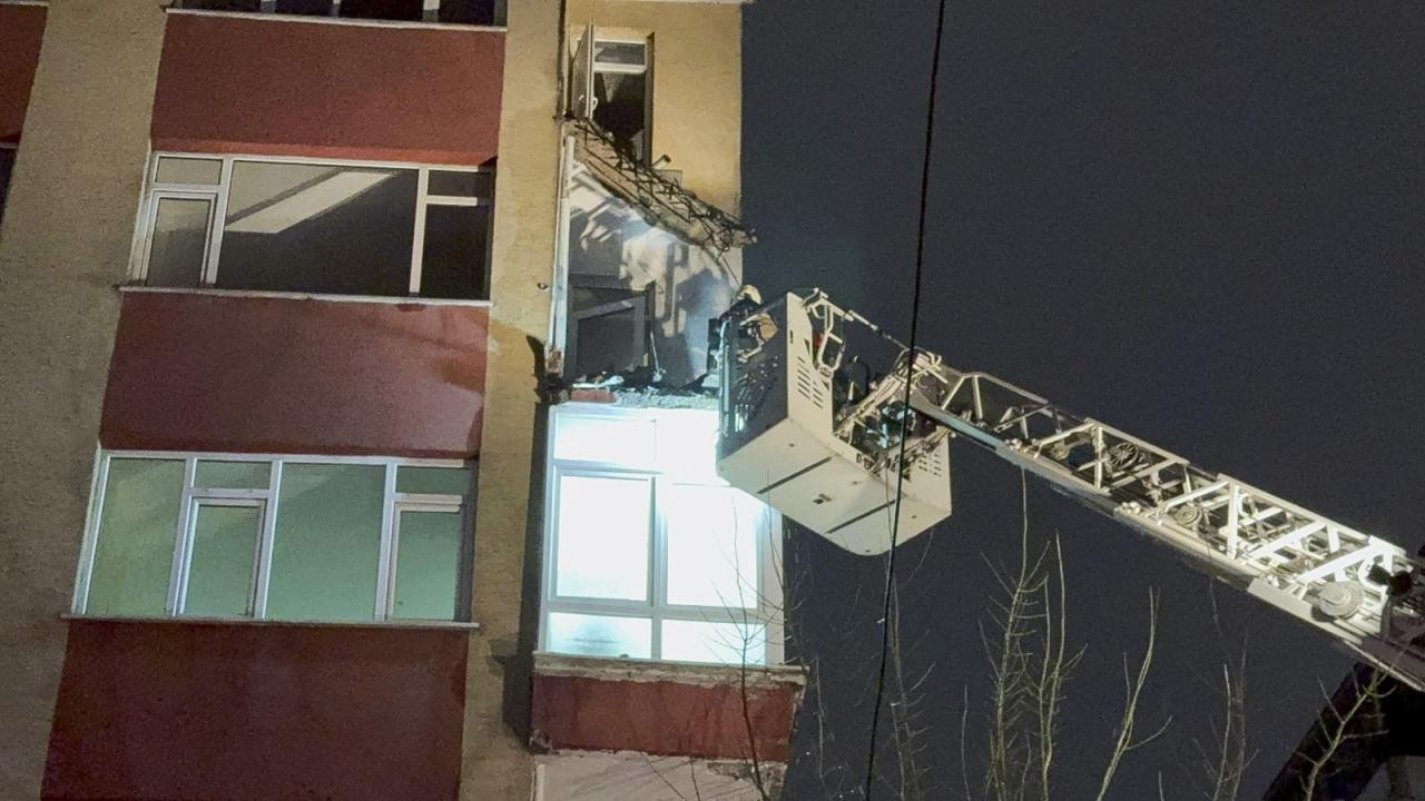 İstanbul'da 6 katlı binanın 2 balkonunda çökme meydana geldi
