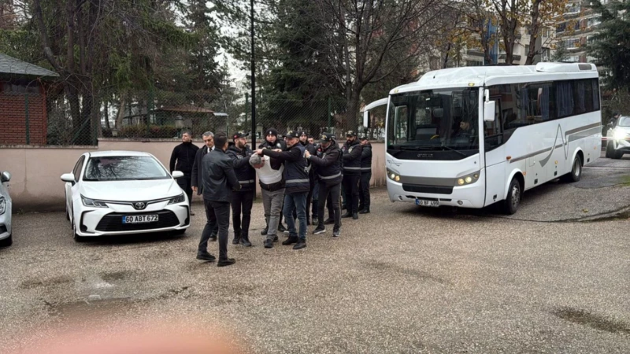 Baltalı cinayette kan donduran detaylar! Babasını öldürüp cesedini kireçle sakladı!