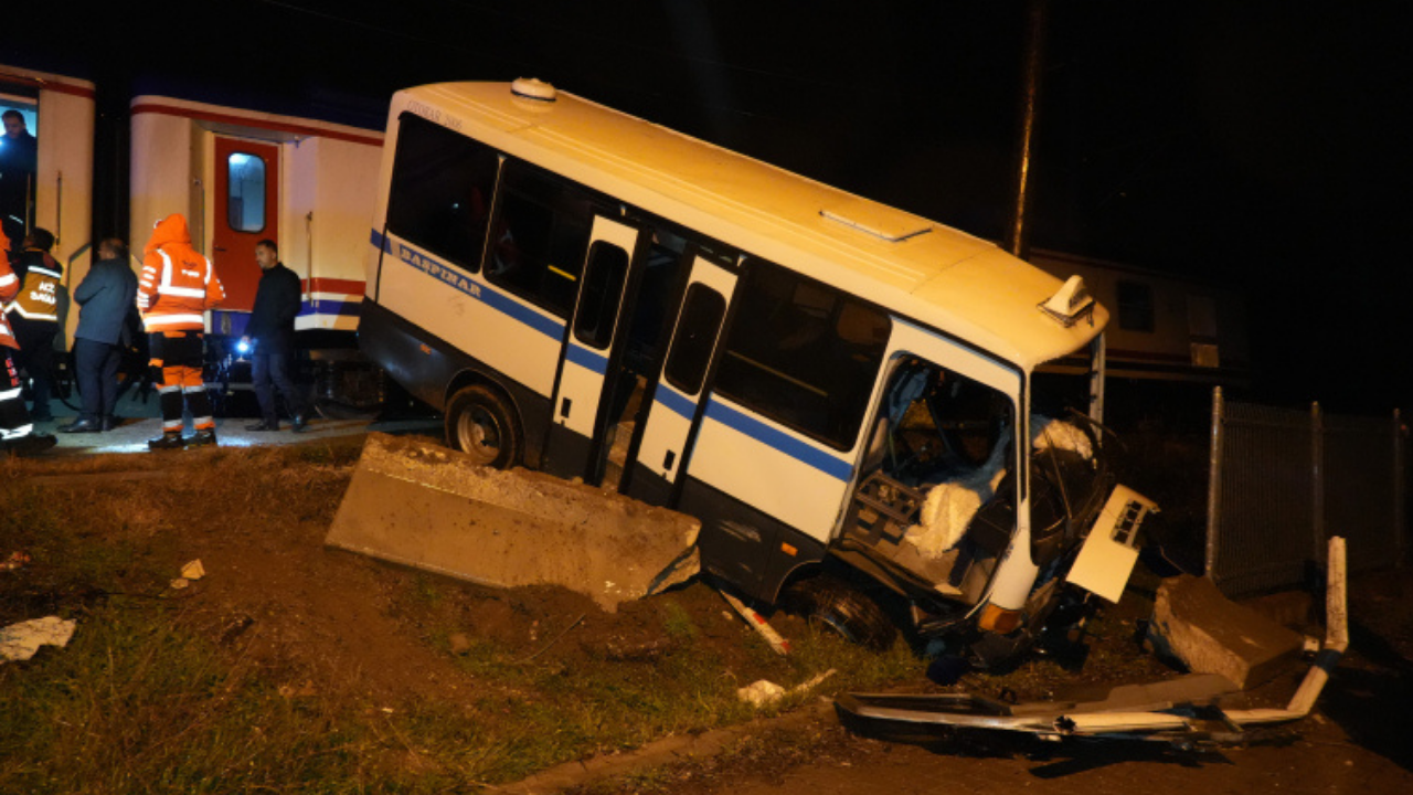 Trenin çarptığı minibüsten son anda kurtuldu