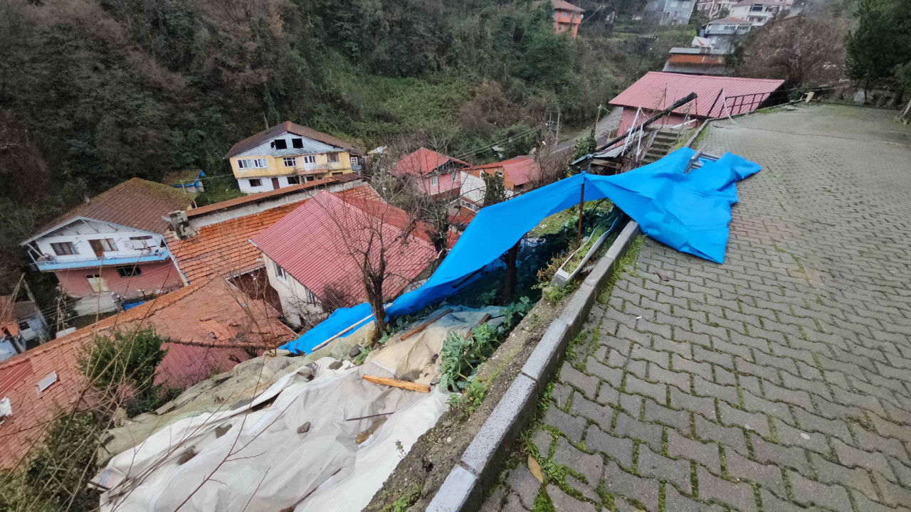 Zonguldak'ta korkutan heyelan! Kayalar iki evin üzerine düştü