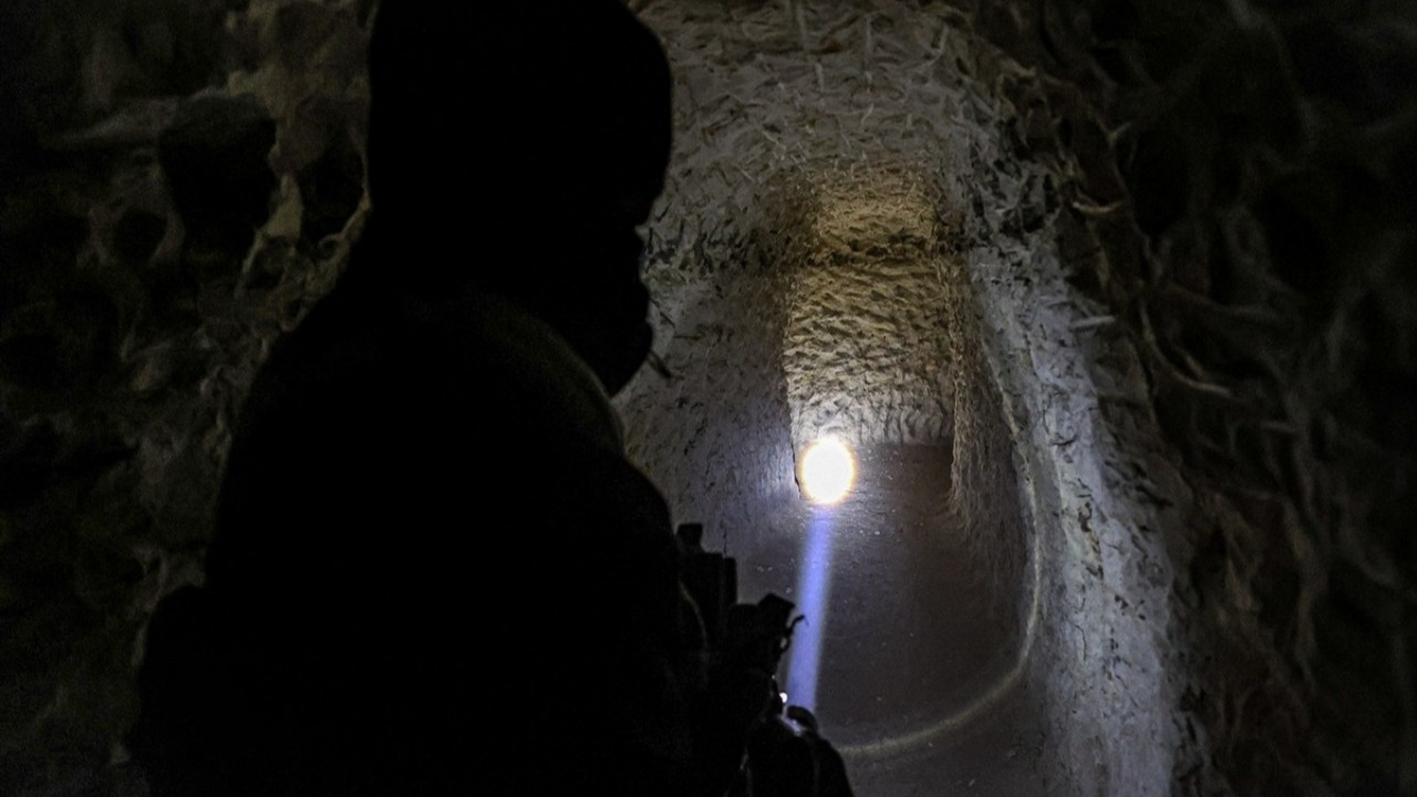 Vinçli mekanizma ile iniliyor! Halep'teki yer altı tünelleri ortaya çıktı