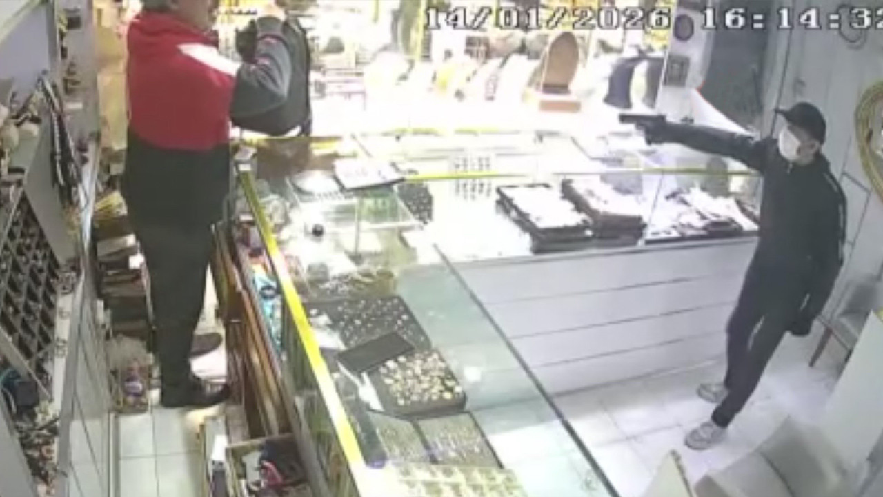Bahçelievler’de silahlı kuyumcu soygunu kamerada: Yaklaşık 3 milyon liralık altınla kayıplara karıştı