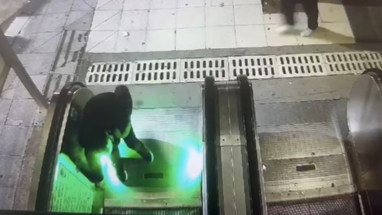 Şehir magandaları kamerada: Yürüyen merdiveni durdurup kaçtılar