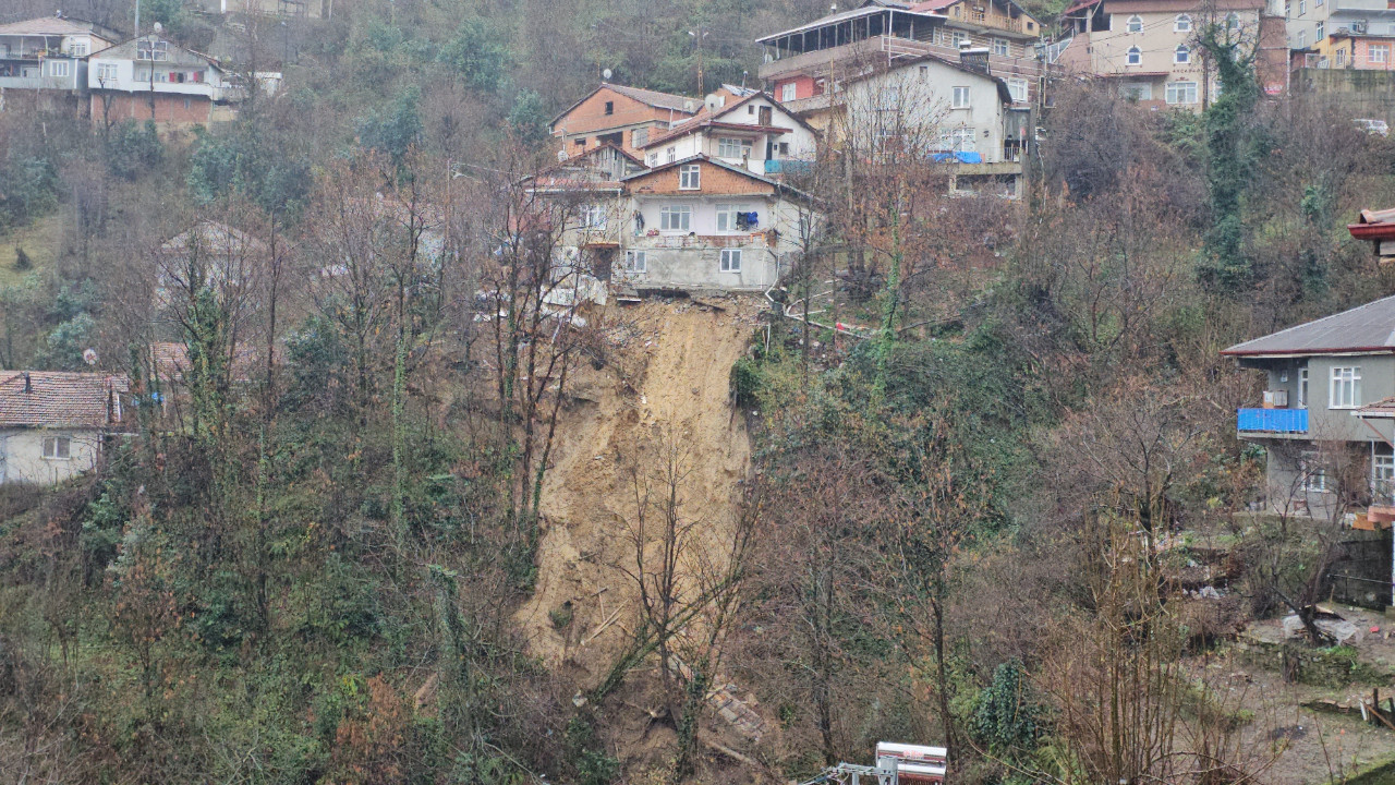 Zonguldak'ta korkutan heyelan: 8 kişilik aile tahliye edildi