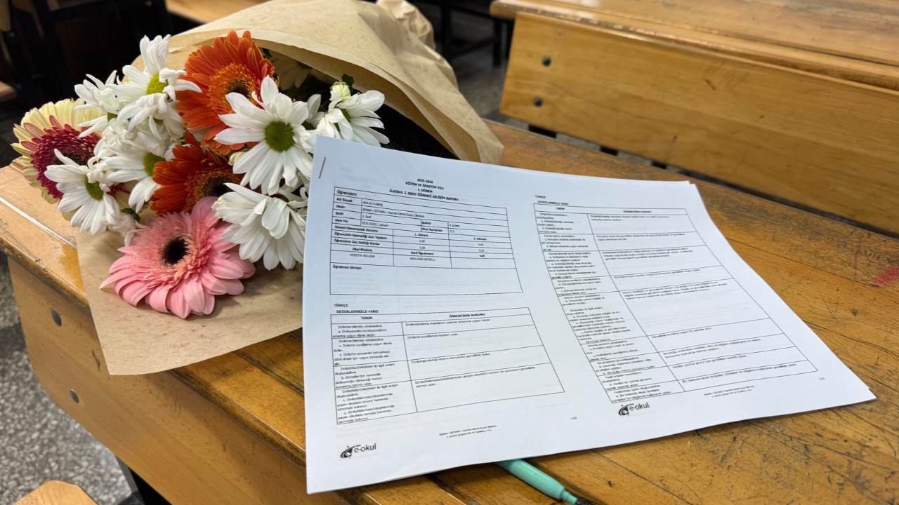 Babaları tarafından öldürülen kardeşlerin karneleri çiçeklerle sıralarına bırakıldı