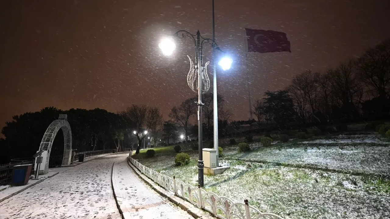 İstanbul'da kar yağışı etkili oldu