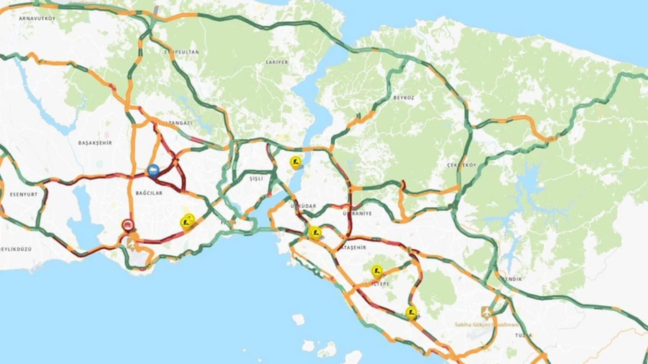İstanbul'da kar yağışı trafiği kilitledi!