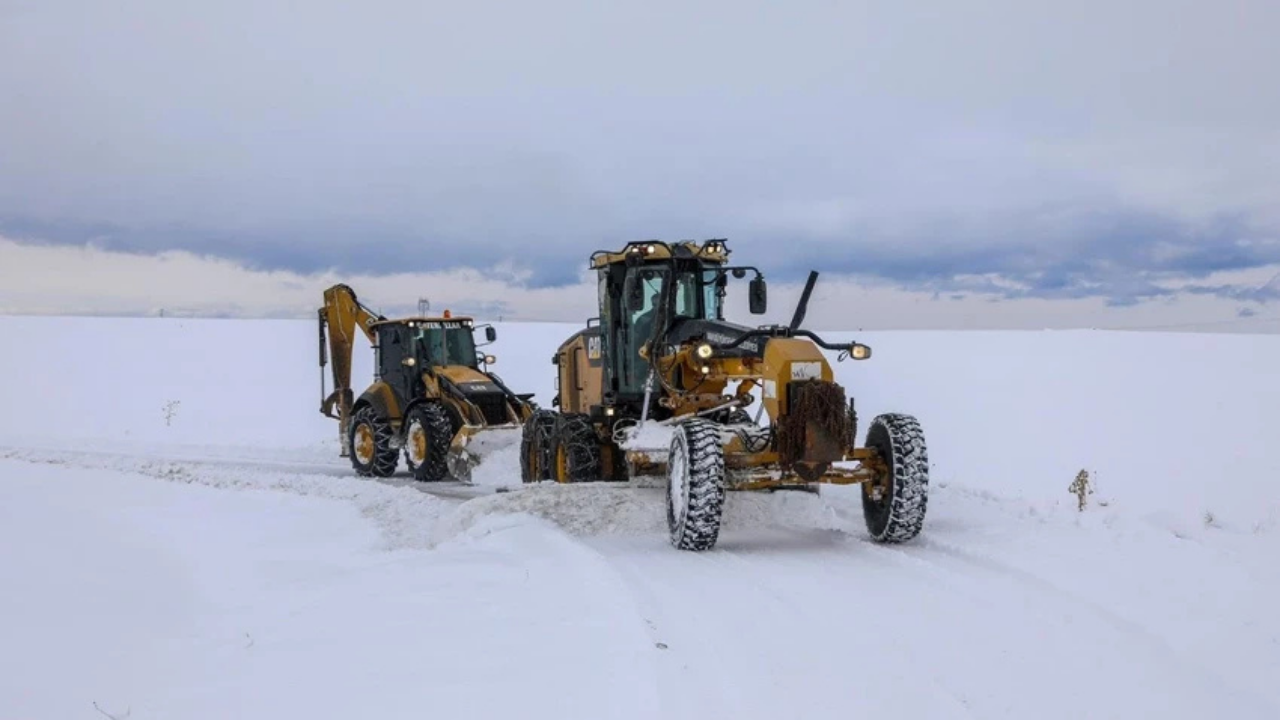 Van'da yoğun kar yağışı 283 yerleşim yeri ulaşıma kapandı