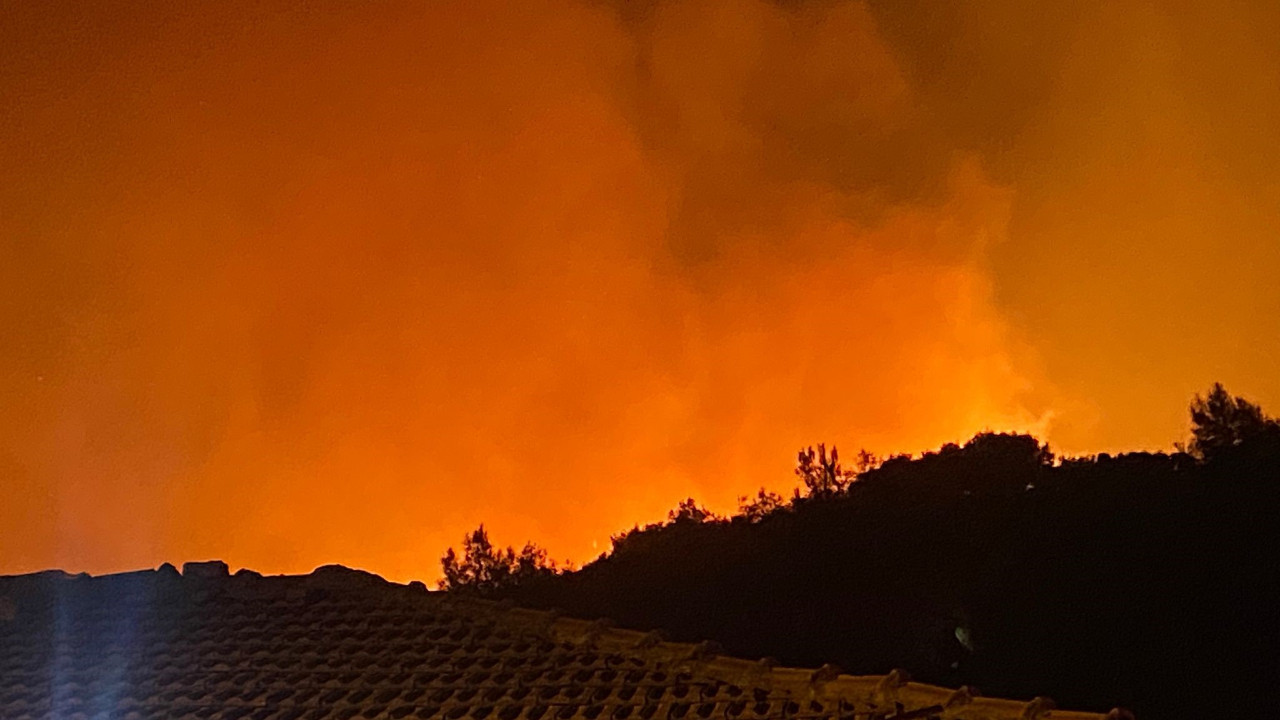 Antalya'da evlere yakın orman yangını! Saatler sonra kontrol altına alındı
