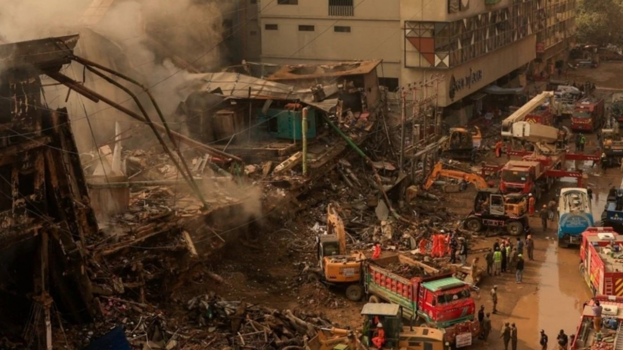 Pakistan'daki AVM yangınında can kaybı 28'e yükseldi