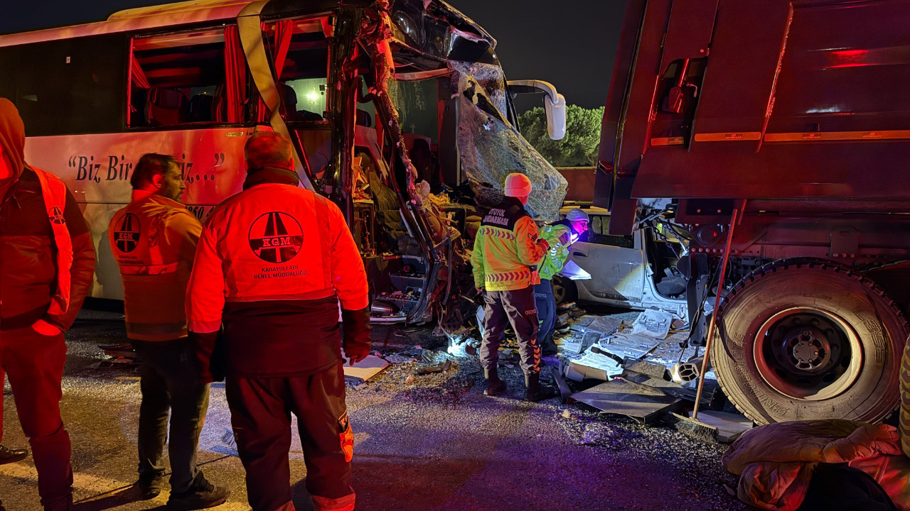Sakarya TEM Otoyolu'nda feci kaza: 1 ölü, 19 yaralı