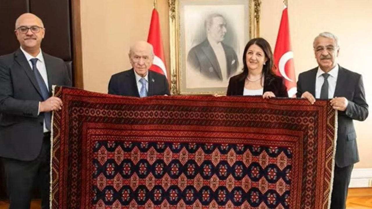 Abdullah Öcalan'dan Devlet Bahçeli'ye hediye: "27 Şubat Barış ve Demokrasi Kilimi"