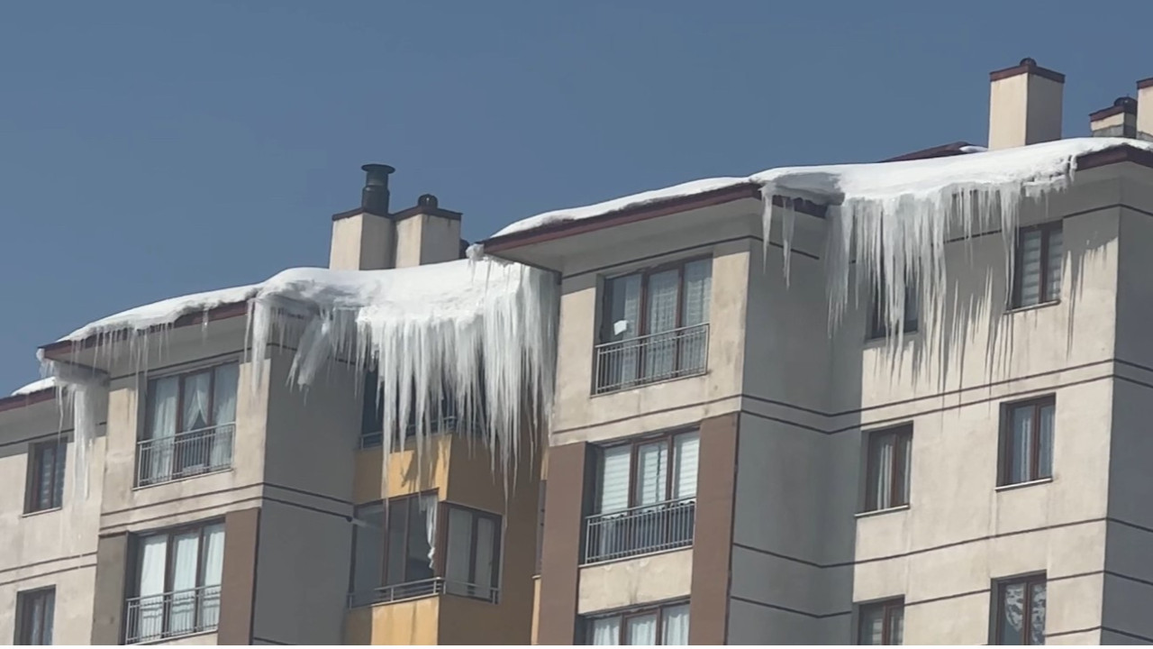 Yüksekova'da buz sarkıtları 3 metreyi aştı