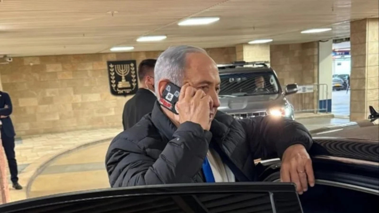Netanyahu’nun telefon kamerasını bantla kapatması güvenlik sorularını gündeme getirdi