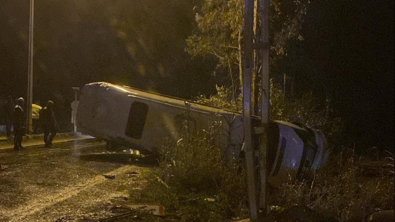 Adana'da işçileri taşıyan minibüs devrildi: Çok sayıda yaralı var