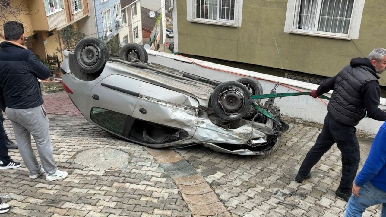 Kağıthane'de feci kaza: Doğal gaz kutusuna çarpan otomobil takla attı