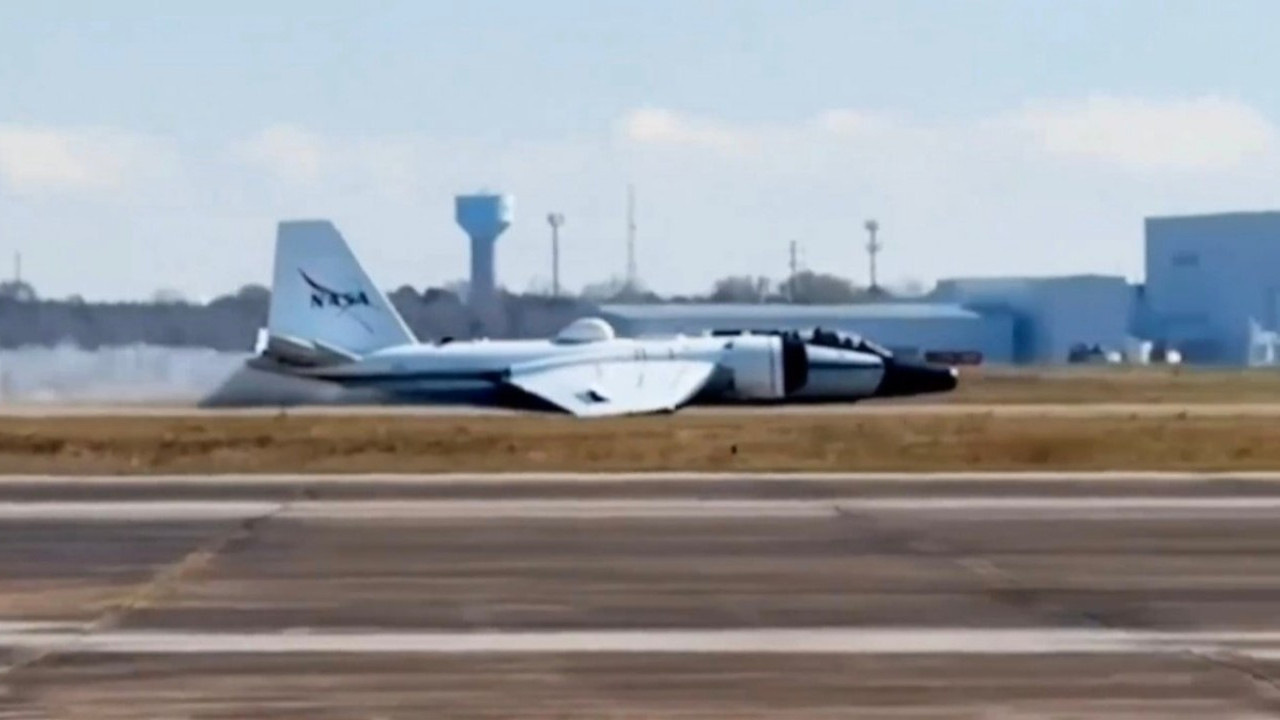 NASA'ya ait araştırma uçağı arıza nedeniyle gövde üzerine iniş yaptı