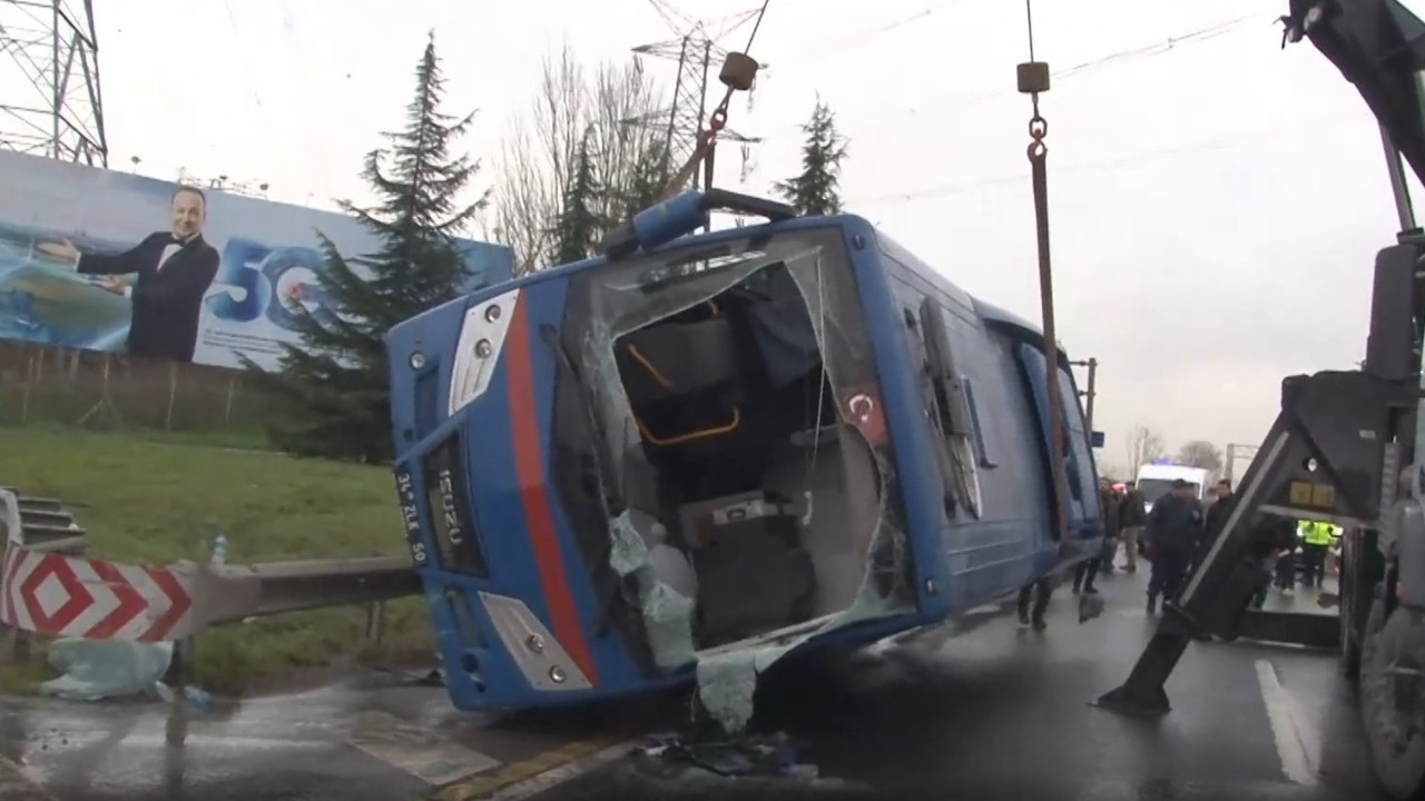 İstanbul'da cezaevi aracı devrildi