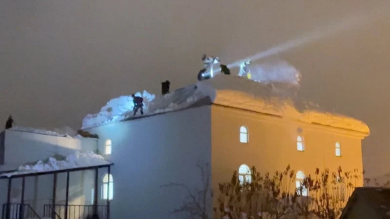 Kar kütlesinin ağırlığına dayanamayan cami çatısı çöktü