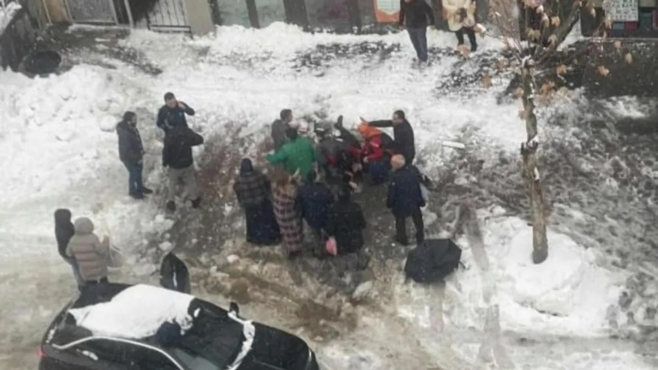 Çatıdan düşen kar kütlesinin altında kalan kadın hayatını kaybetti