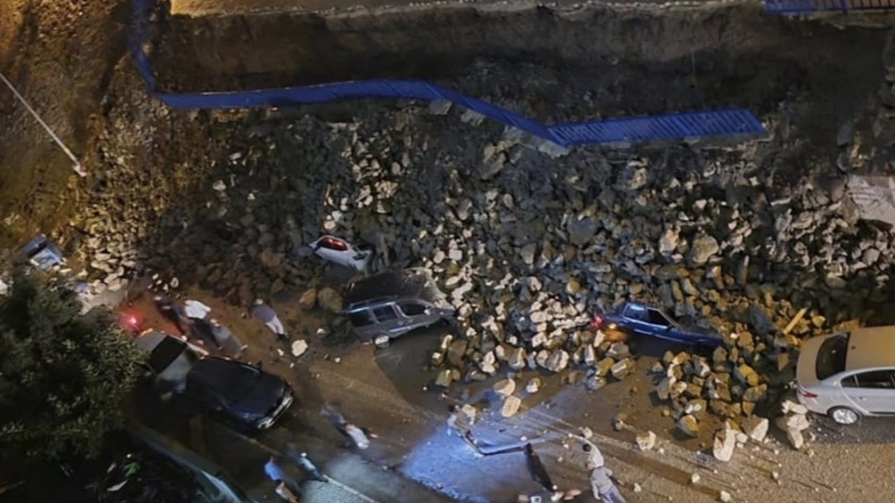 Hatay’da istinat duvarı park halindeki araçların üstüne devrildi