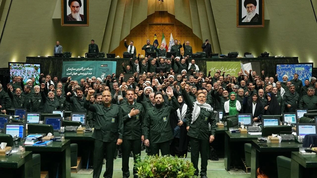 İran Parlamentosu’nda askeri üniformalı vekillerden “Amerika’ya Ölüm” sloganları