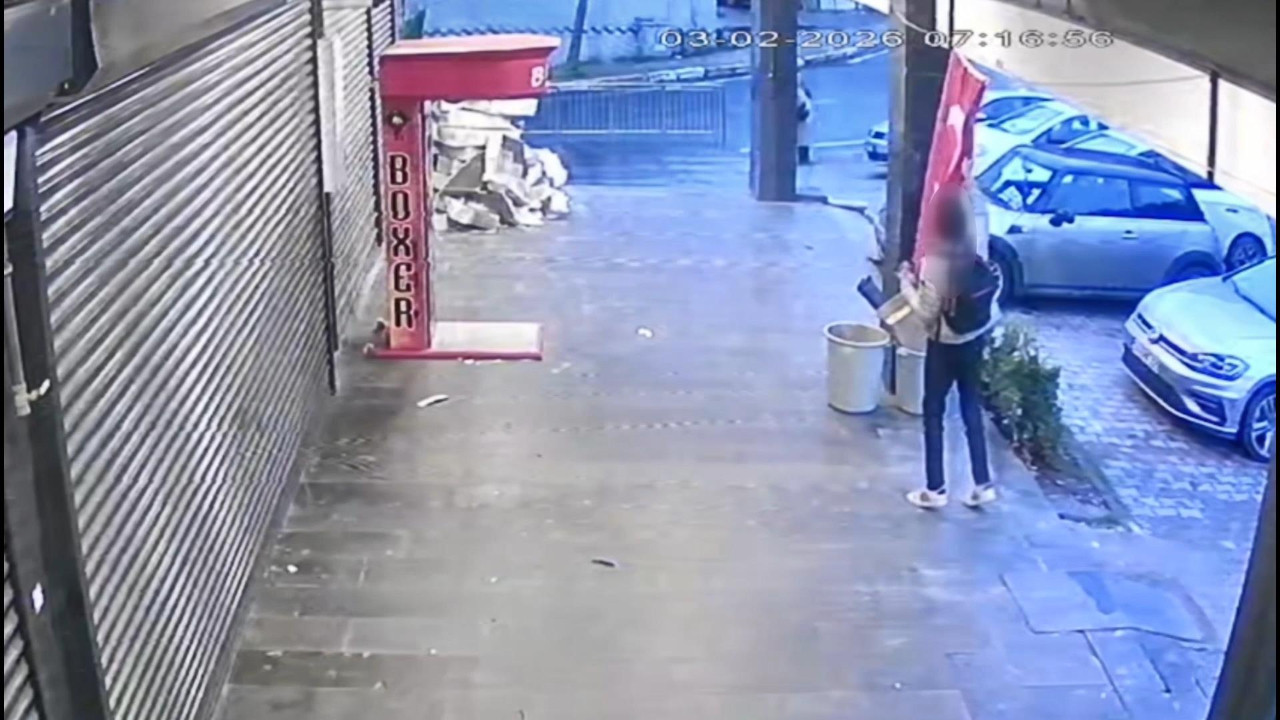 Beylikdüzü'nde iş yerinin önündeki Türk bayrağını indiren şüpheli yakalandı