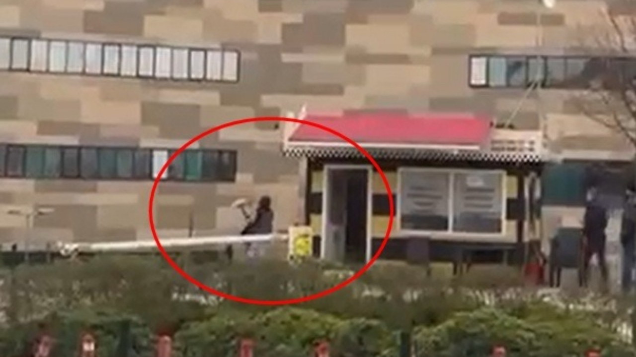 Taksiye binemeyen kadın, durak camlarını kırdı: O anlar kamerada