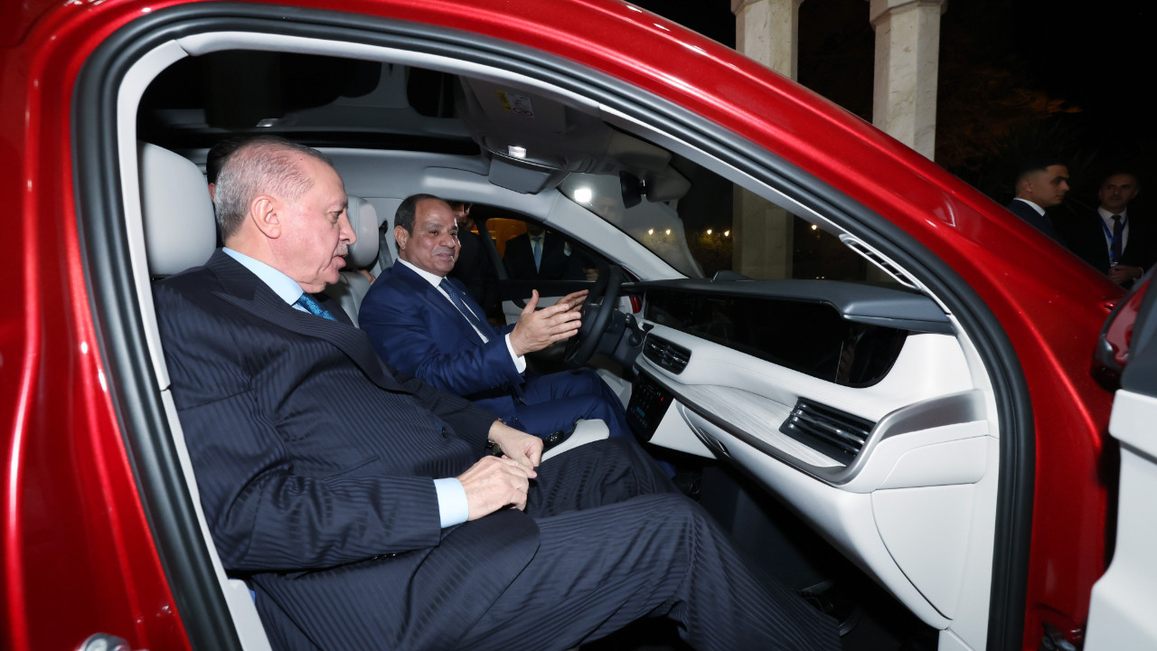 Cumhurbaşkanı Erdoğan’dan Mısır Cumhurbaşkanı es-Sisi’ye Togg hediyesi