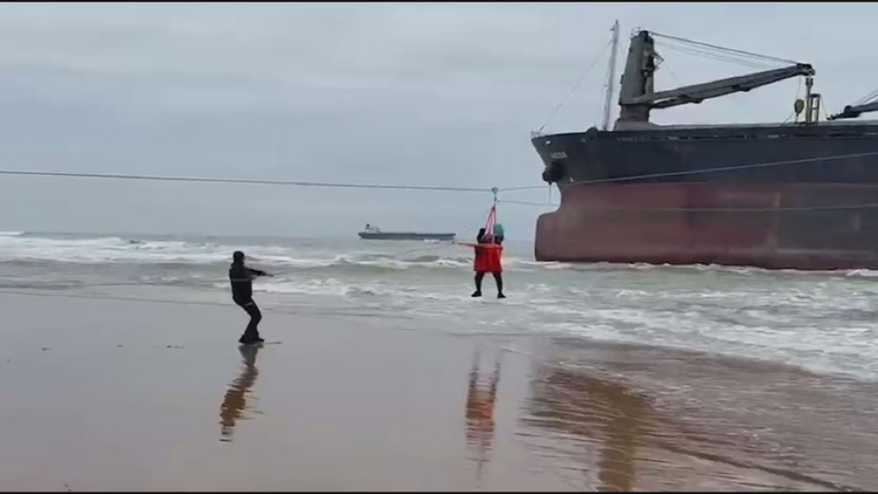 İstanbul’da karaya oturan kargo gemisinde tıbbi tahliye