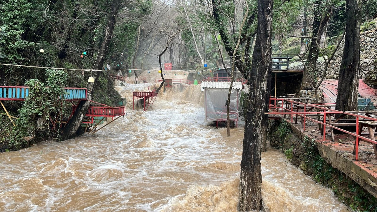 Alanya'da çay taştı: İşletmelere ait çardaklar sular altında kaldı