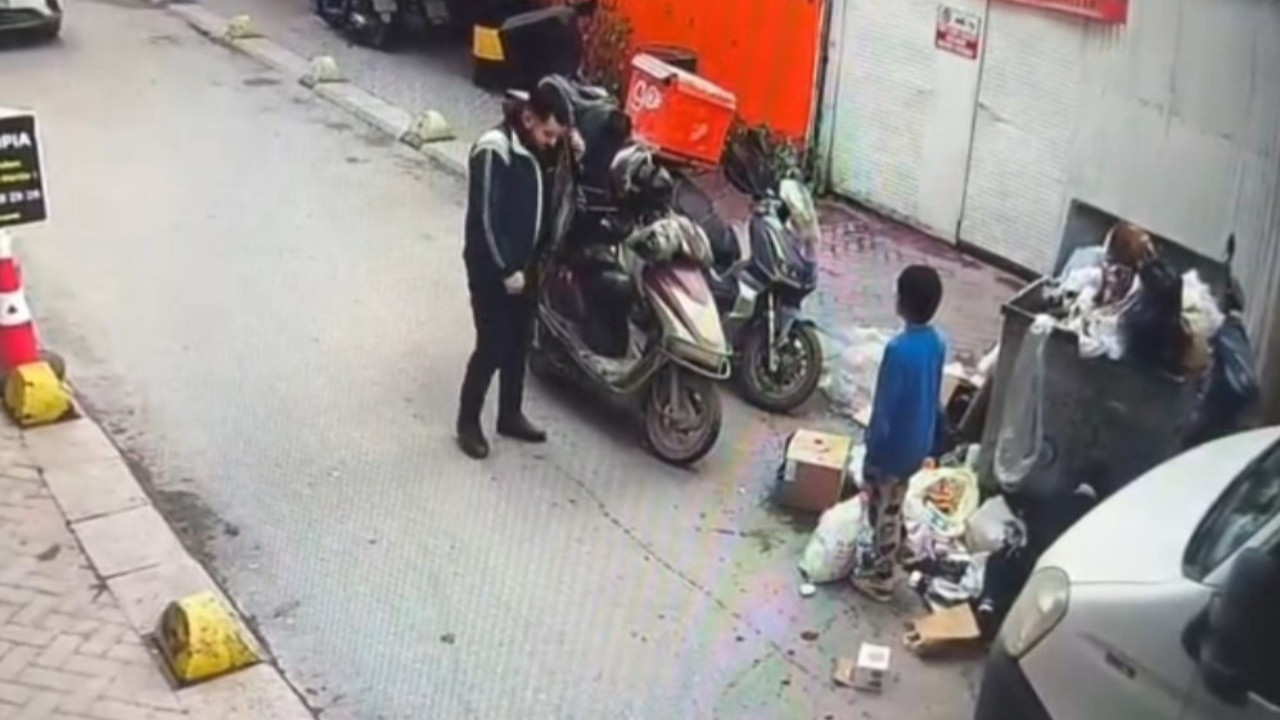 Eskişehir'de bir kurye soğukta üşüyen çocuğa ceketini çıkarıp verdi