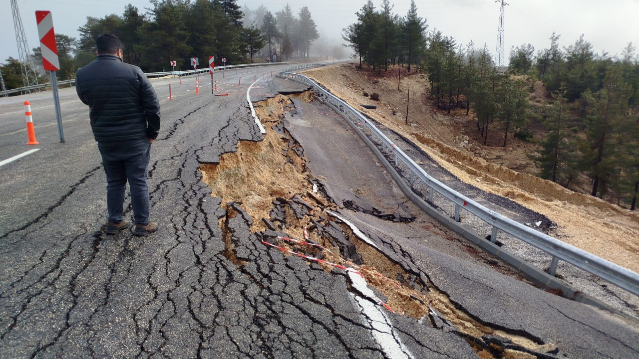 Mersin'de şiddetli yağışta yolda 2 metrelik çukur oluştu