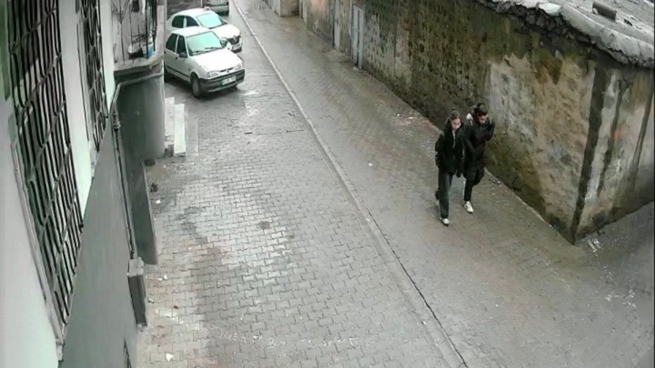 Siverek’te duvar çöktü: 2 çocuk saniyelerle kurtuldu