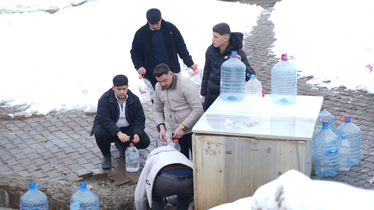 Muş'ta şebeke suyunda bakteri tespit edildi, vatandaşlar çeşmelere akın etti