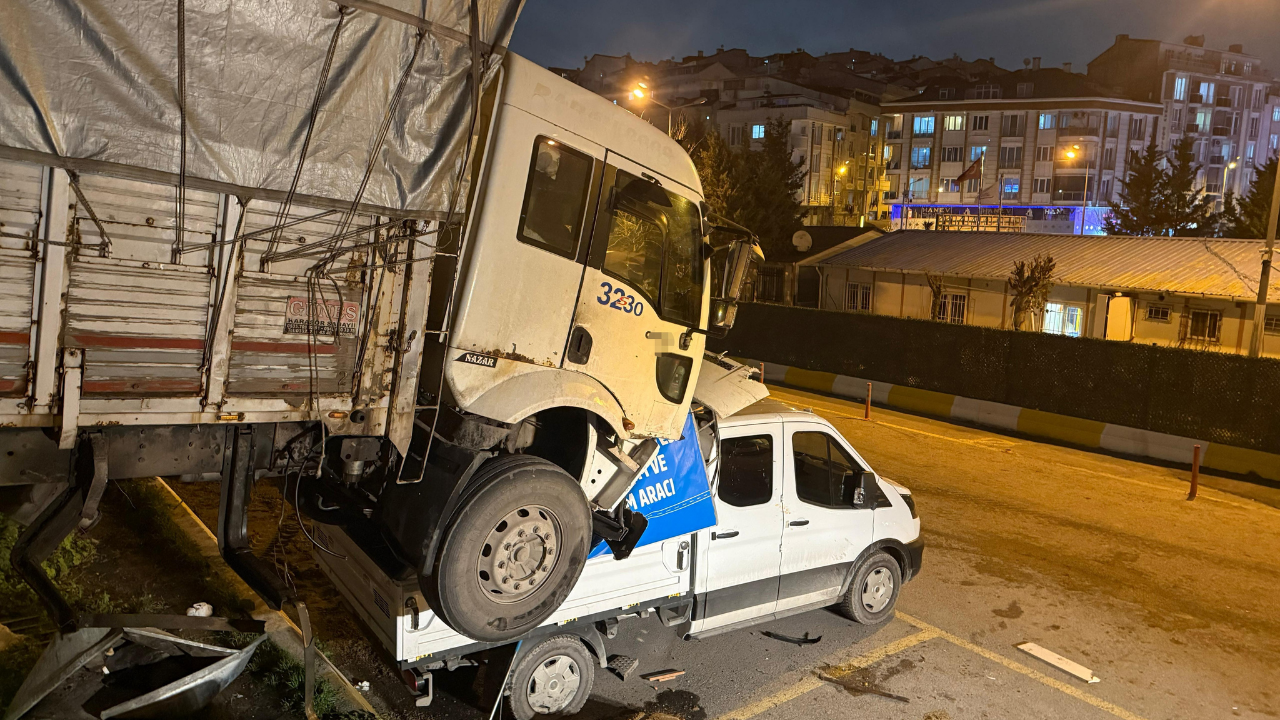 Esenyurt’ta park halindeki kamyon devrildi