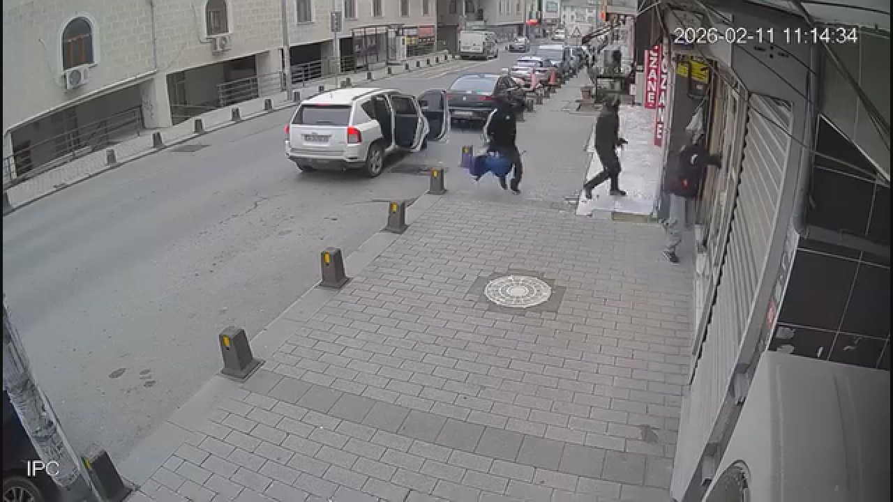 Eyüpsultan’da kuyumcuya soygun girişimi kamerada
