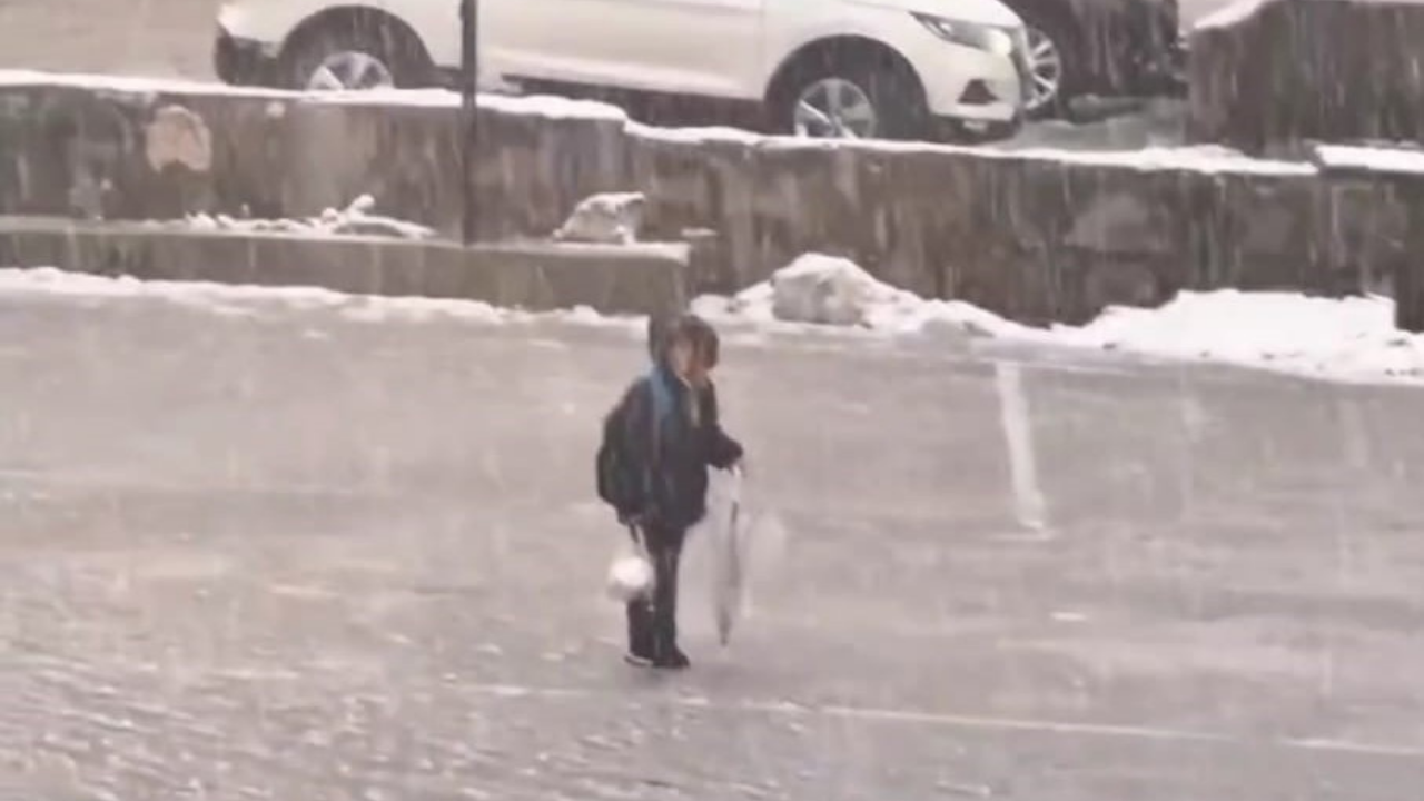 Kar altında İstiklal Marşı’nı okuyan çocuk yürekleri ısıttı