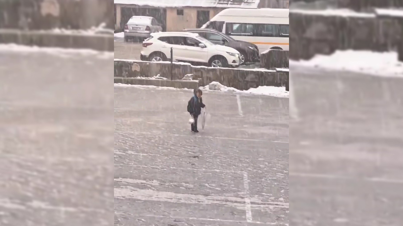Kar altında İstiklal Marşı’nı okuyan çocuk yürekleri ısıttı