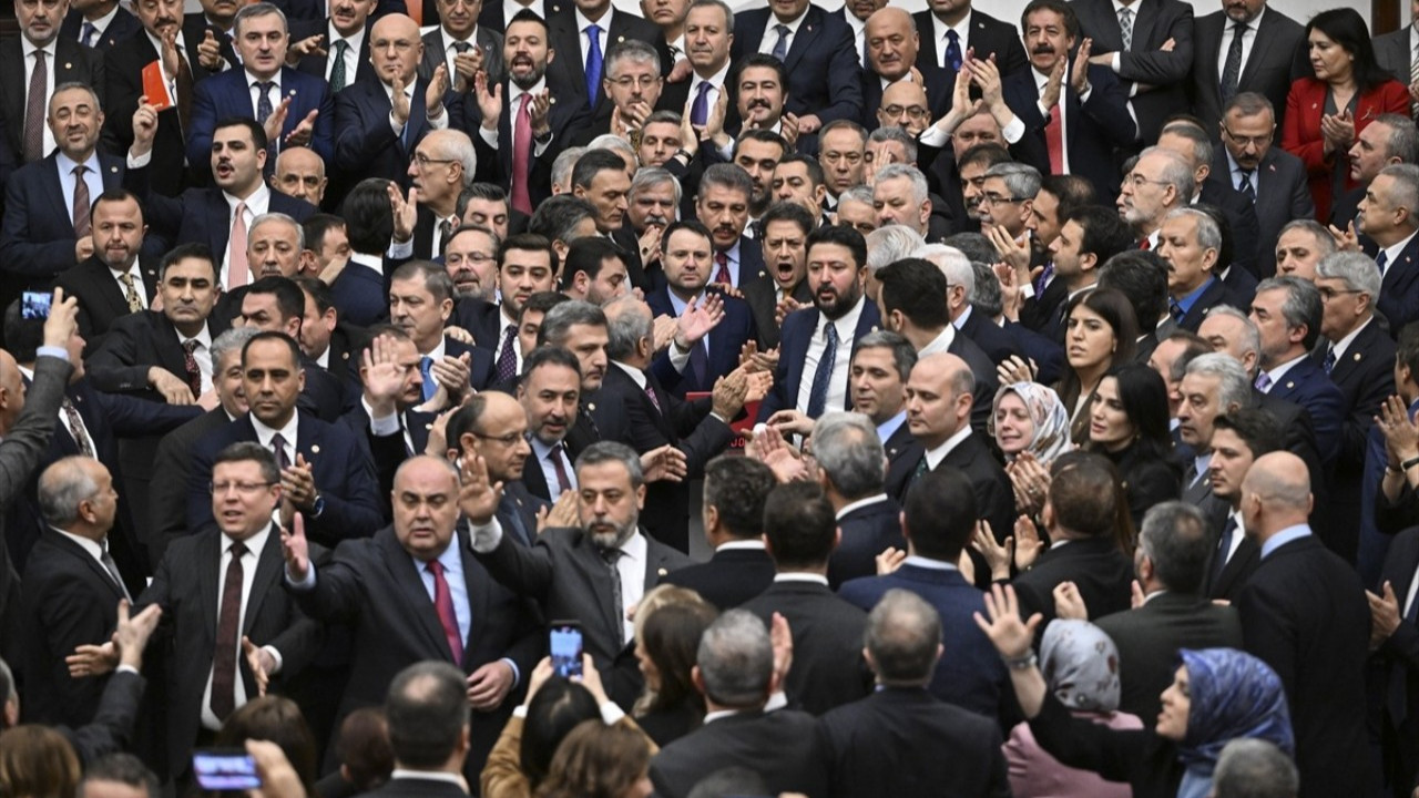 Meclis'te yemin kavgası! CHP'li vekiller kürsüyü işgal etmek istedi