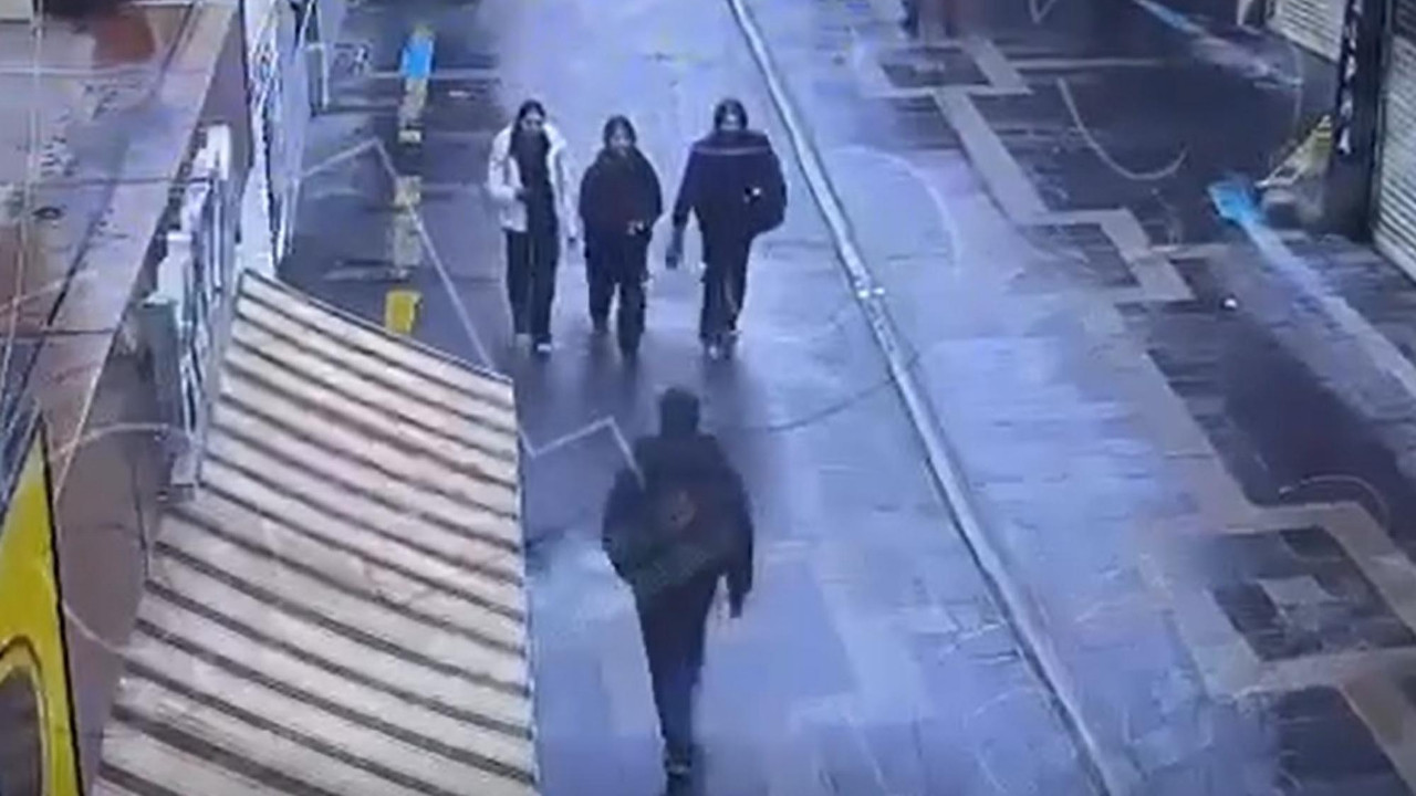 'Birini bıçaklamam lazım' dedi, 16 yaşındaki kız çocuğunu bıçakladı! O anlar kamerada