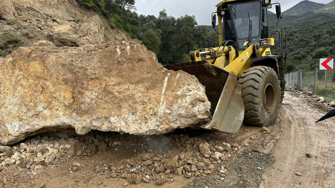 Dağdan kopan kayalar, kara yolunu kapadı