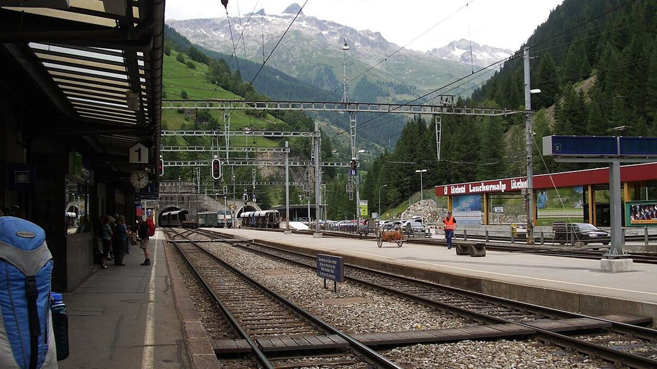 İsviçre'de 80 yolcuyu taşıyan tren raydan çıktı